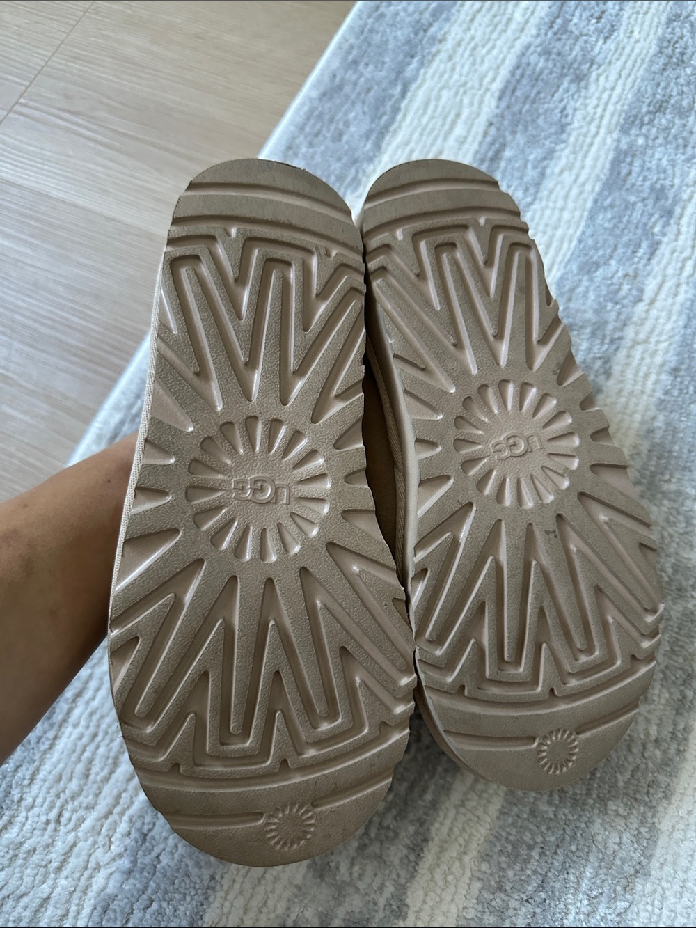 Ugg - Picture 4 of 10